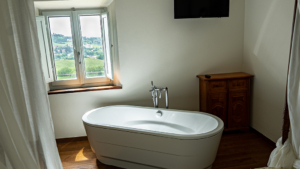 villa san gimignano toskana badewanne wohnbereich