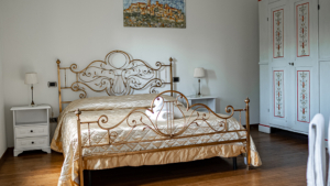 villa san gimignano toskana romantica schlafzimmer