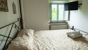villa san gimignano toskana schlafzimmer romitorio