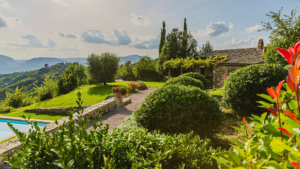 villa schoen angelegter garten pool