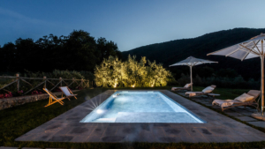 villa toskana arezzo beleuchteter pool