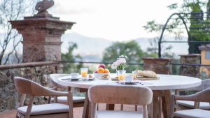 villa tramito lucca toskana gedeckter tisch
