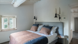 villa tramito lucca toskana geraeumiges schlafzimmer