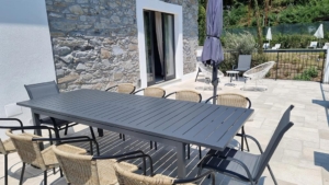 villa carrara terassenbereich mit grossem tisch