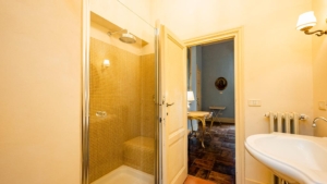 villa castellaccia traumanwesen mit pool toskana dusche mit sitzbank