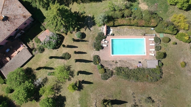 villa rosa anwesen mit pool und gruenflaeche