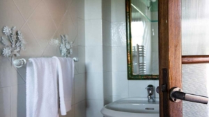 villa rosa badezimmer mit waschbecken