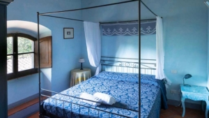 villa rosa schlafzimmer in blau