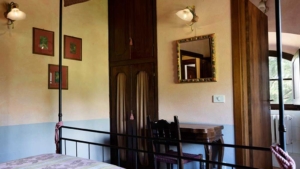 villa rosa schlafzimmer mit schreibtisch