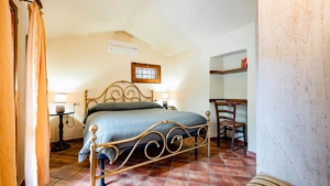 villa vetulonia gemuetliches schlafzimmer mit schreibtisch