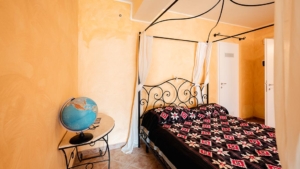villa vetulonia geraeumiges schlafzimmer