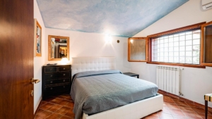 villa vetulonia schlafbereich mit grossem fenster