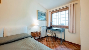 villa vetulonia schlafbereich mit schreibtisch